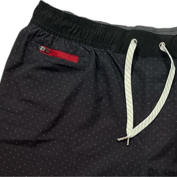 Vuori Mens 7” Banks Shorts size XL in Black Microdot - Picture 5 of 9